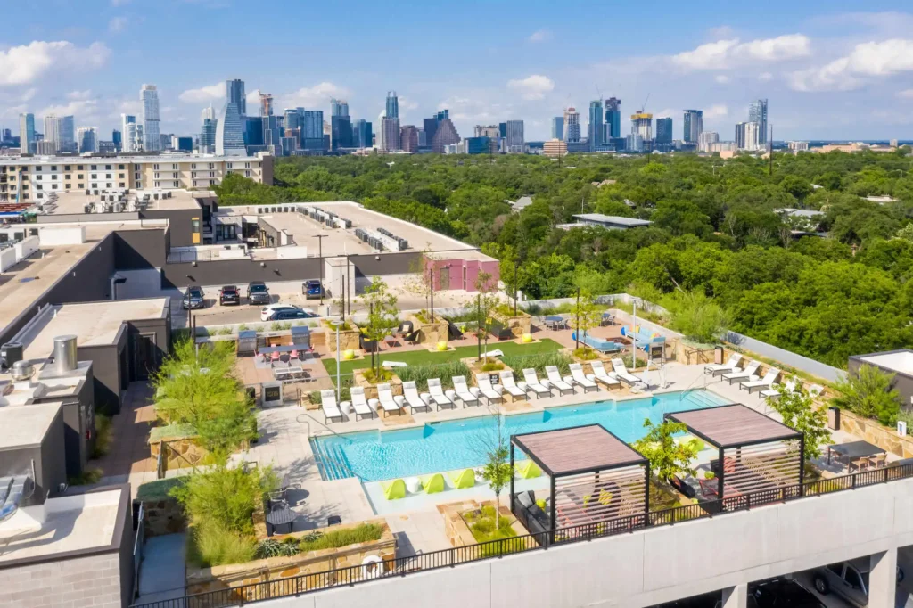 Fifteen 15 Lamar CMF Photo 0156