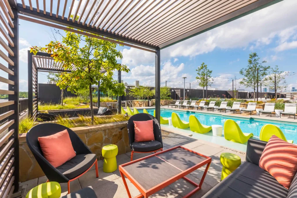 Fifteen 15 Lamar CMF Photo 9109