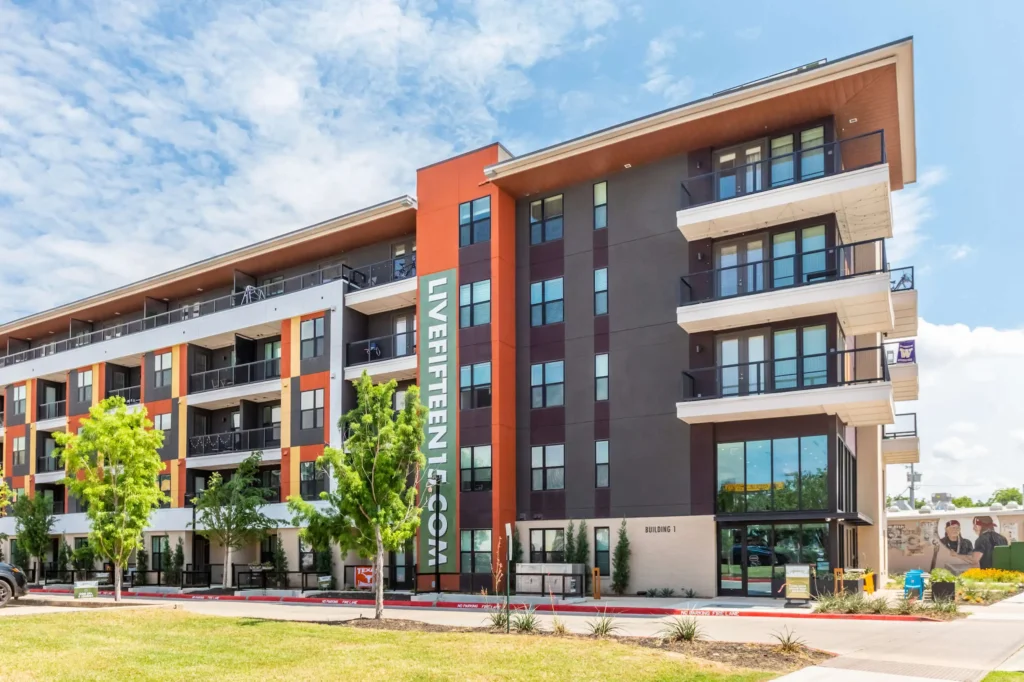 Fifteen 15 Lamar Exterior