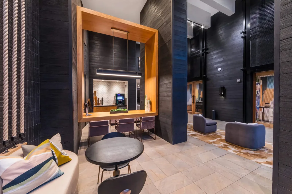 Fifteen 15 Lamar Leasing CMF Photo 9210