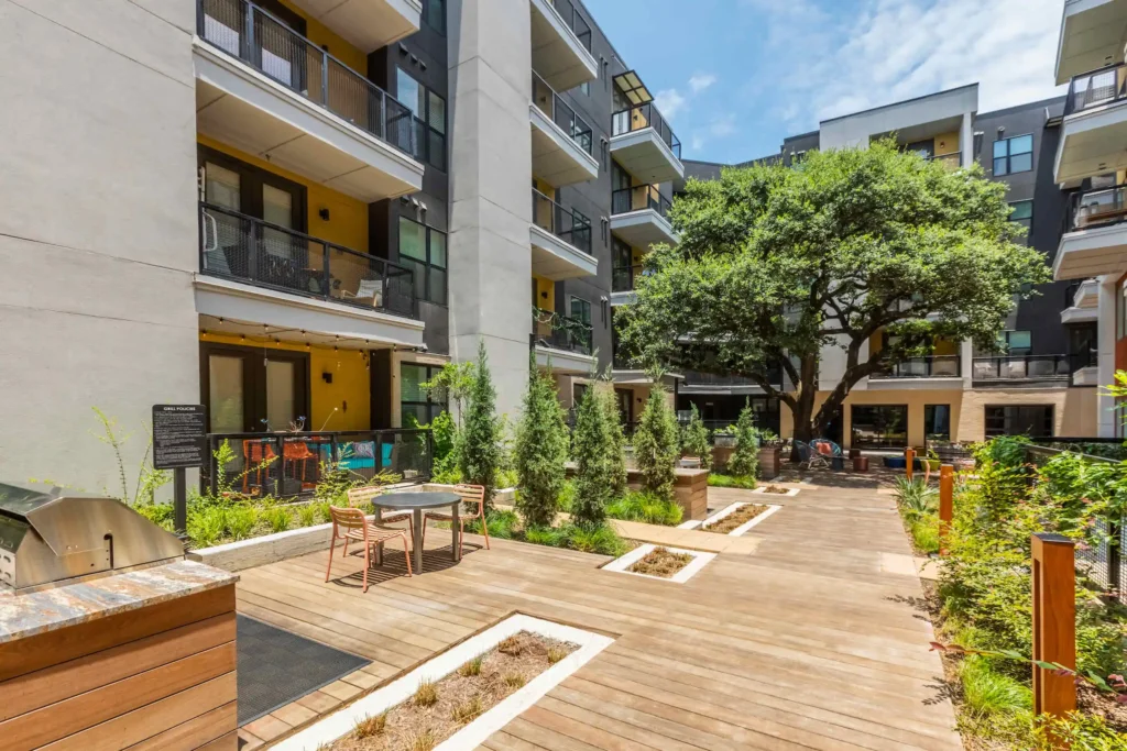 Fifteen 15 Lamar Main Courtyard CMF Photo 9001