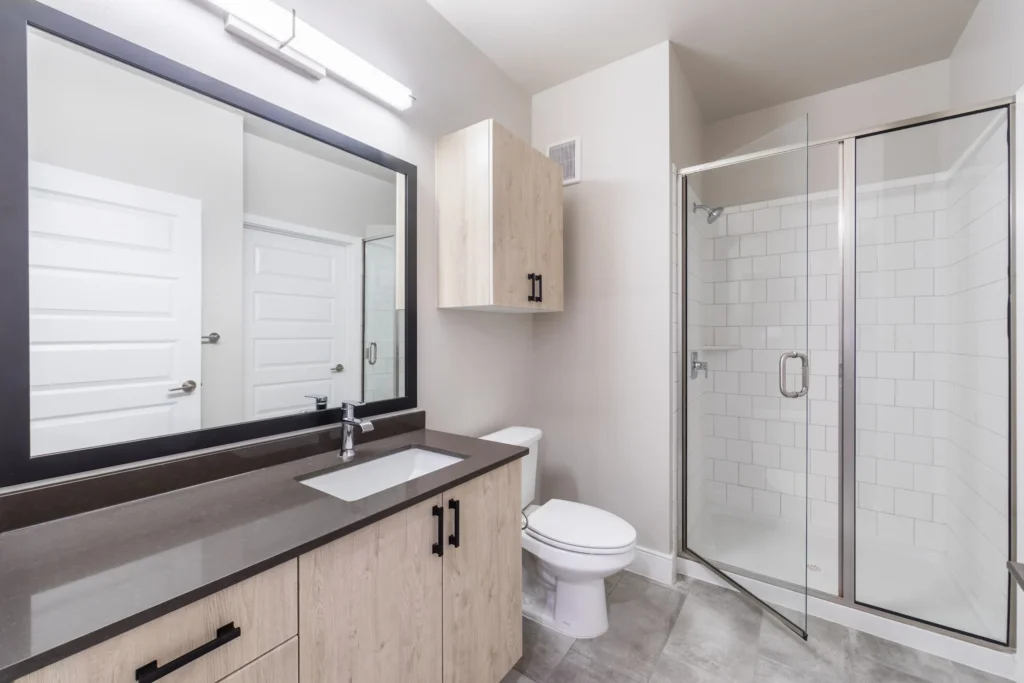 Fifteen 15 Lamar Vacant Bath CMF Photo 9412